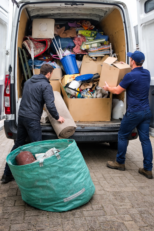 Schritt 3: Unser Team räumt alles und lädt den Transporter