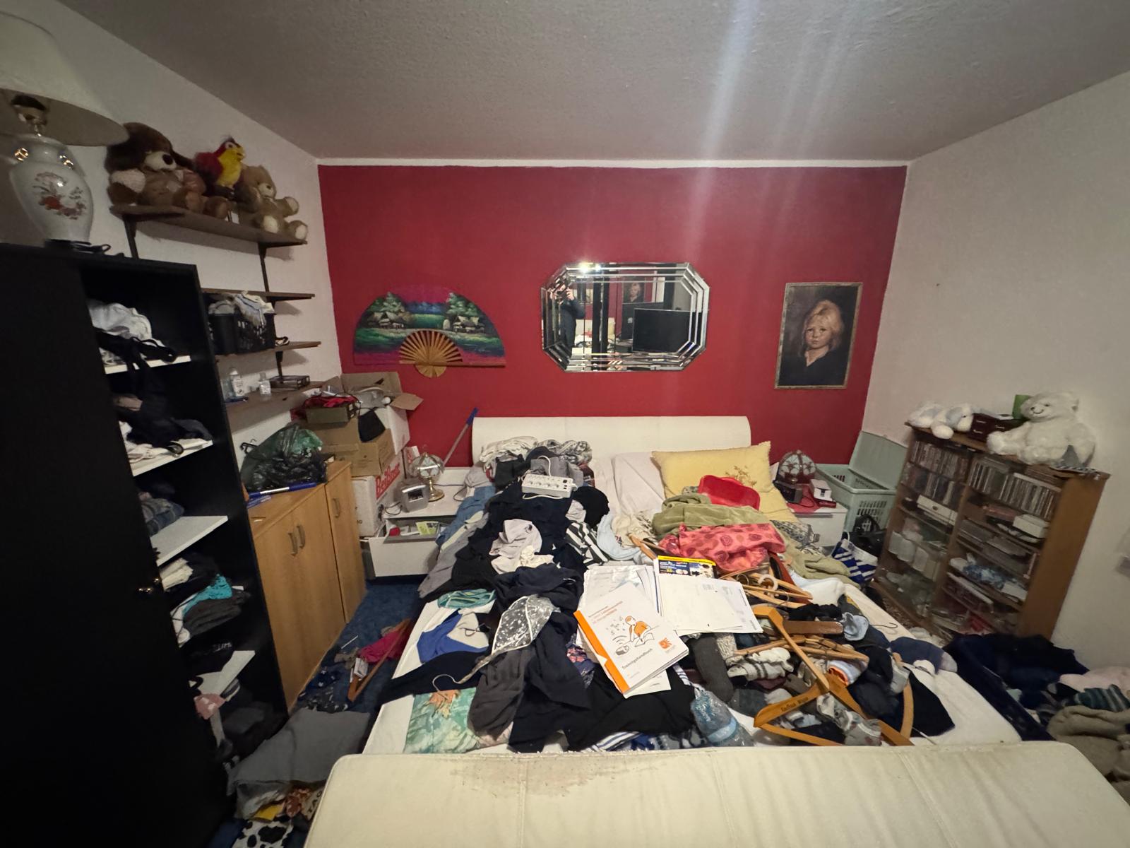 Vorher: Messie-Wohnung in Hannover Herrenhausen vor der Entrümpelung