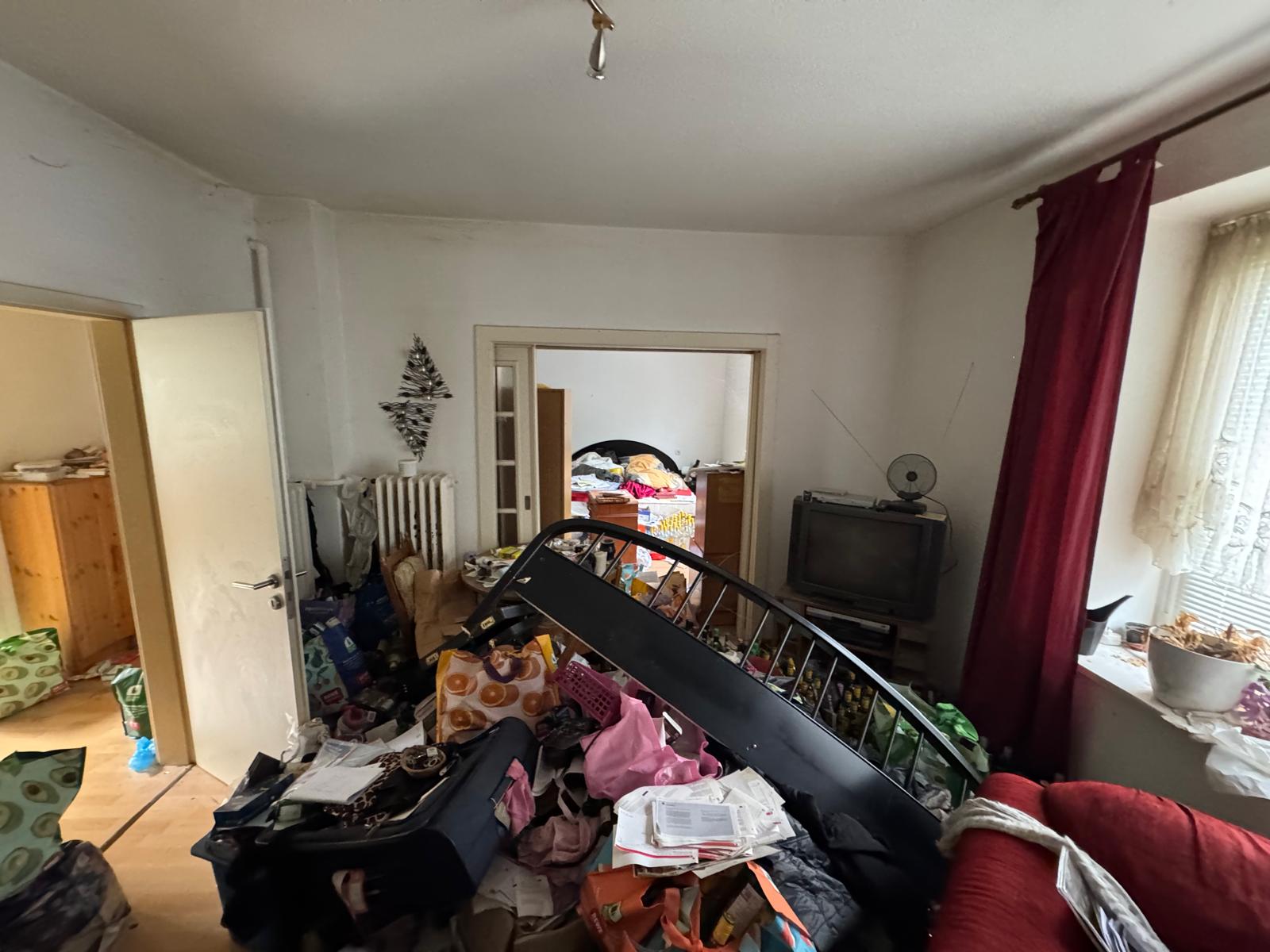 Vorher: Vollgestopfte Wohnung in Hannover Südstadt vor der Entrümpelung